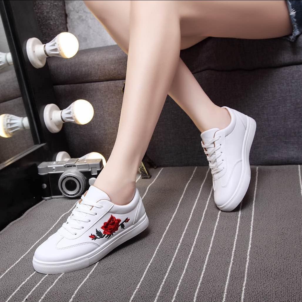 Giày Sneaker Nữ Thêu Hoa Hồng (Trắng)