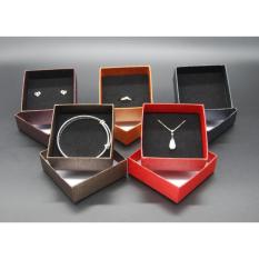 Combo 2 Hộp Trang Sức Cao Cấp Hộp Đựng Vòng Tay Nhẫn Mặt Dây Chuyền Bông Tai Thời Trang Cao Cấp (Màu Ngẫu Nhiên Mới) 7.5×7.5×3.5cm