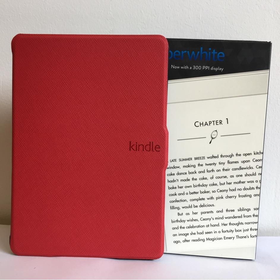 Máy Đọc Sách All-New Kindle PaperWhite (2018) màu trắng và Bao da đỏ