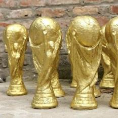 Cup vàng FIFA phiên bản thạch cao