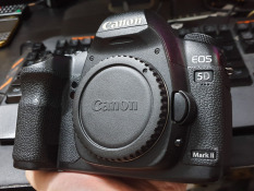Máy ảnh Canon 5D Mark II – Cảm biến Fullframe – 21megapixel – Mới 95%