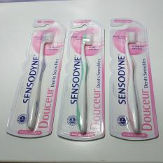 Hôp ( 12 cây ) bàn chải đánh răng sensodyne extra souple.