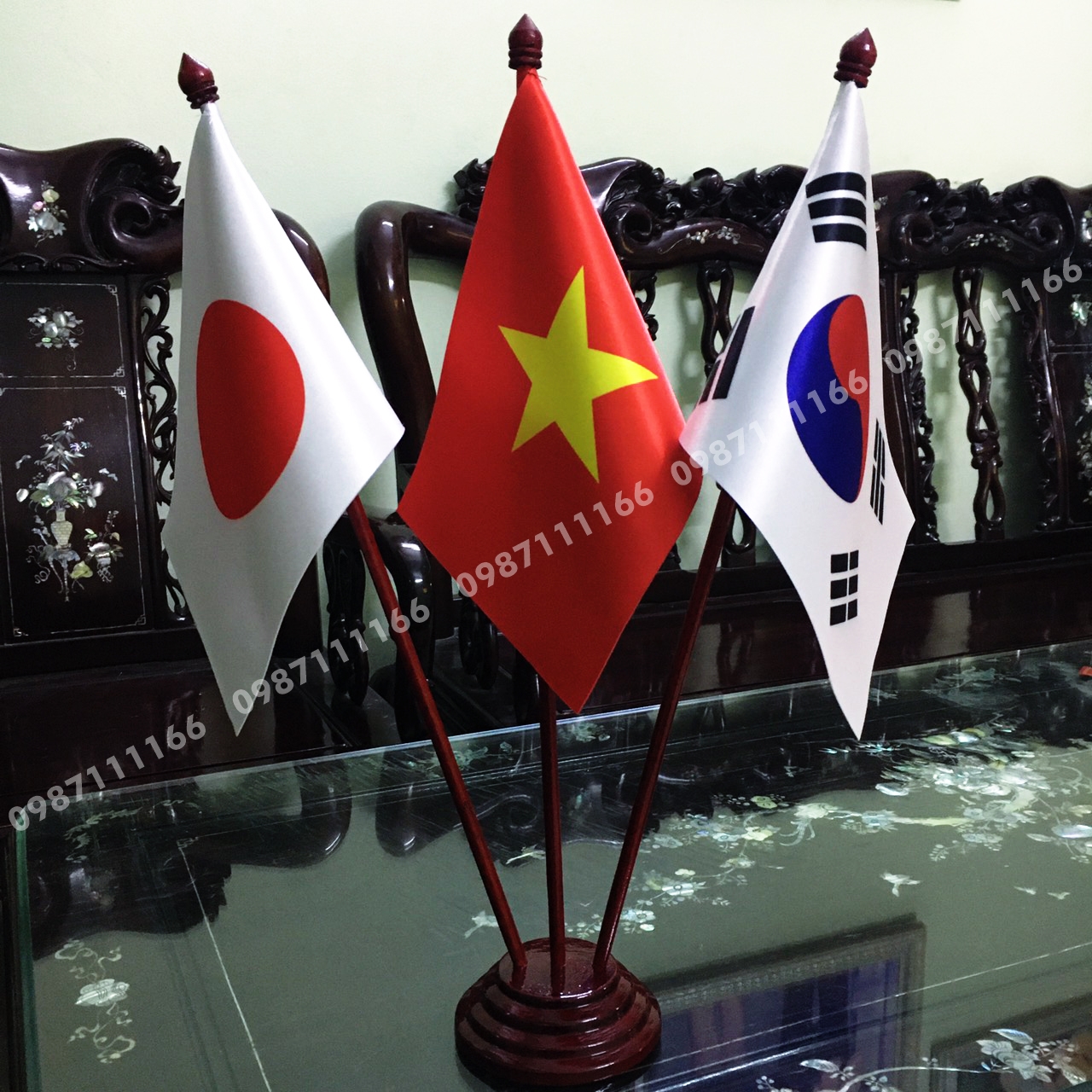 Cờ Để Bàn Làm Việc Đế gỗ cắm 3 cờ Việt Nam - Hàn Quốc _ Nhật Bản Chất liệu...