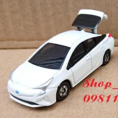 Xe mô hình Tomica – Xe Toyota Prius màu trắng đèn đỏ