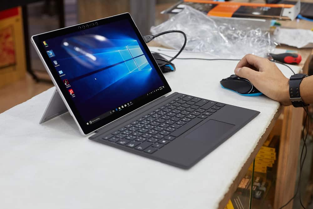 Microsoft Surface Pro 7 Intel® Core™ i5-1035G4 Tặng Kèm Typer Cover & Sạc Microsoft Chính hãng Tại PlayMobile
