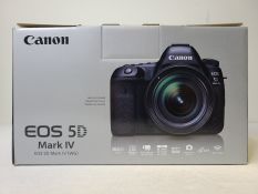Brand New Canon EOS 5D Mark IV / Mark 4 DSLR Camera W/ Accessories