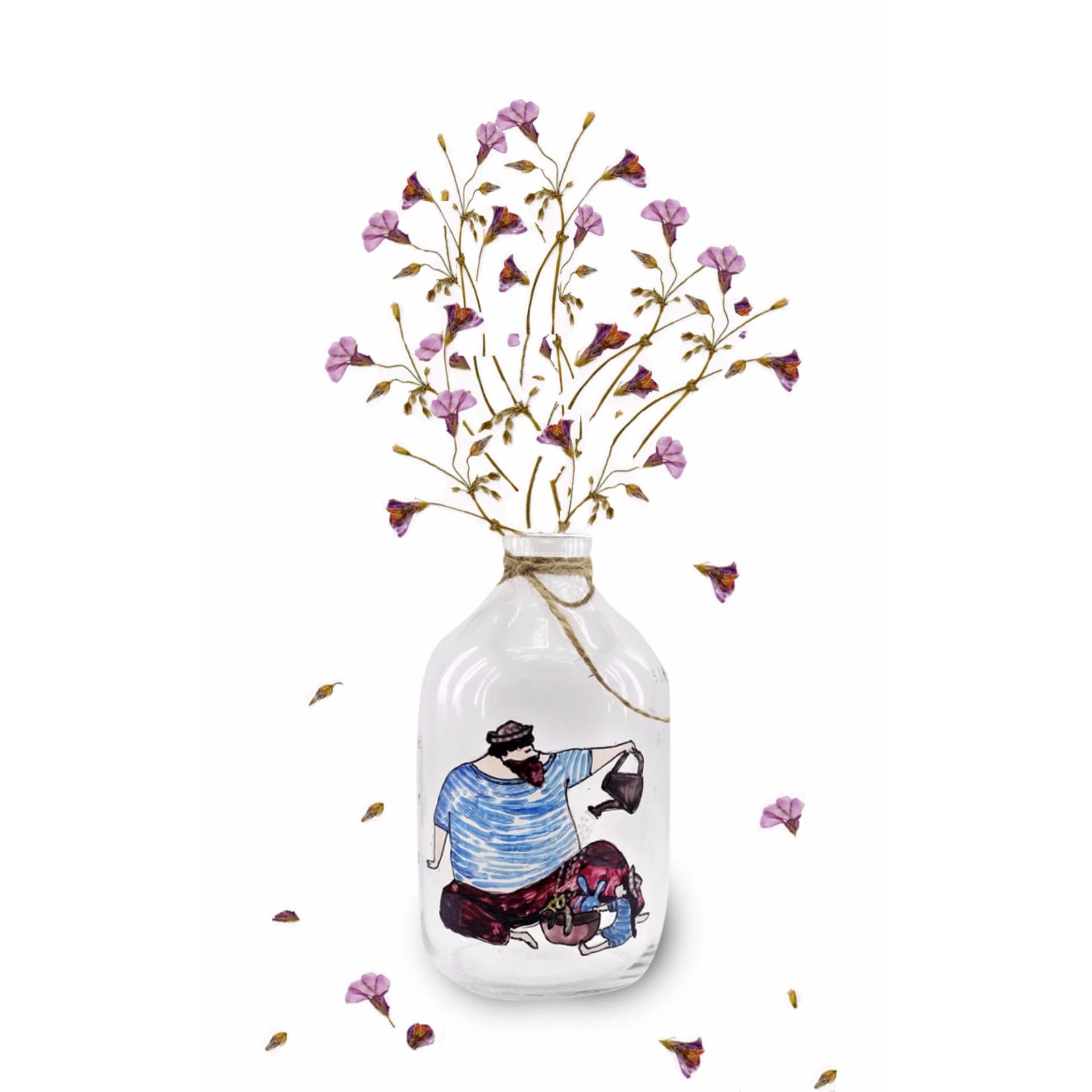 Bình cắm hoa thủy tinh vẽ thủ công: Hãy cùng khám phá bức tranh vẽ bình cắm hoa thủy tinh tuyệt đẹp! Với đường nét tinh xảo, các bông hoa tươi tắn được tái hiện sống động trên bề mặt thủy tinh sẽ mê hoặc bạn ngay từ cái nhìn đầu tiên.