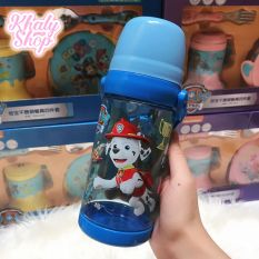 Bình nước nắp có dây đeo hình Dog Paw Patrol 2 màu xanh, hồng cho trẻ em các bé – 500ml – (7x7x20cm)