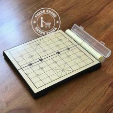bộ cờ tướng giả gỗ có nam châm 25x25x2cm Thanh Khang nhờ bộ cờ này mà anh nam và anh chiến tha hồ đánh trên xe từ nhà ra đà lạt 50 ván mà ko sợ rớt cờ và thoả sức đam mê 018000001