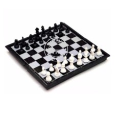 bộ cờ vua quốc tế 32x32x2cm Thanh Khang cầm cờ này đã đánh là thắng 016000057 (quân cờ trắng đen)