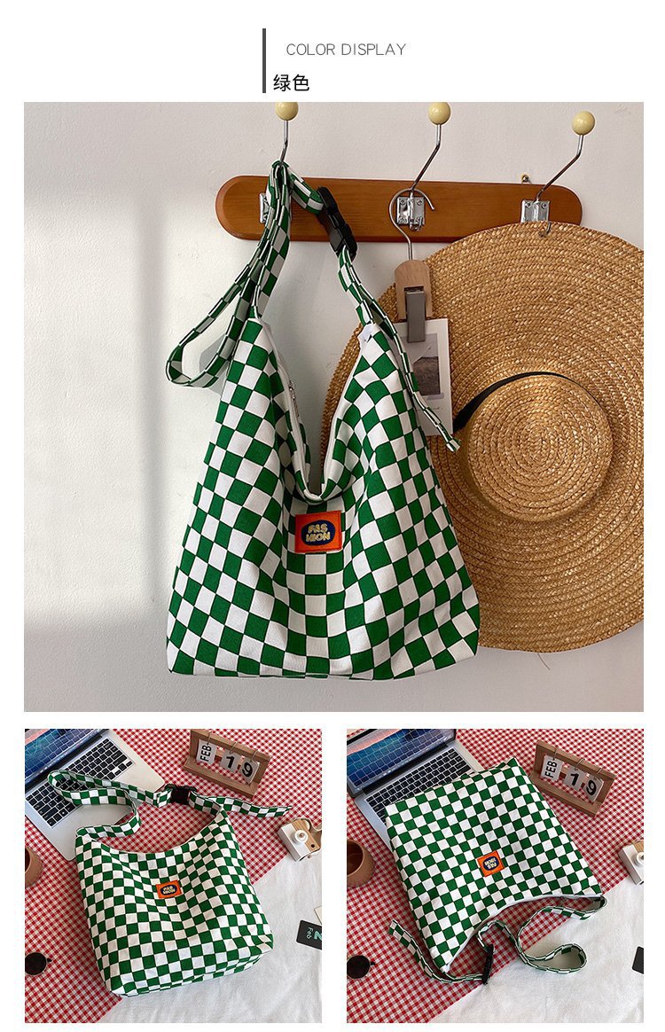 Túi đeo chéo thiết kế caro hai màu làm từ vải canvas dày dặn dây đeo dài 1m2 có khóa...