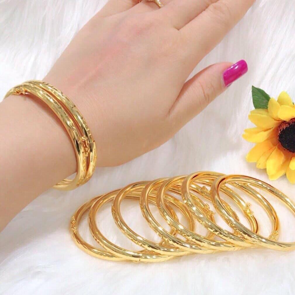 Vòng tay vàng 18k: Với chất liệu vàng 18k sang trọng, vòng tay vàng 18k trở thành món phụ kiện yêu thích của các tín đồ thời trang. Không chỉ mang lại vẻ đẹp lấp lánh cho người đeo, món trang sức này còn được đánh giá cao về giá trị đầu tư.