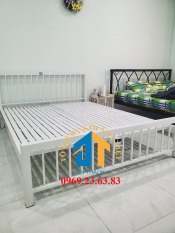 Giường sắt mỹ nghệ sọc đứng đầu Giường , tháo lắp đơn giản , dễ di chuyển nhiều kích thước từ 1m đến 1m8 x2m