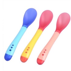 Thìa ăn dặm silicon báo nóng nhiều màu được chế tạo từ chất liệu nhựa cao cấp có độ cứng vừa phải và an toàn với nướu lợi của bé – AD1