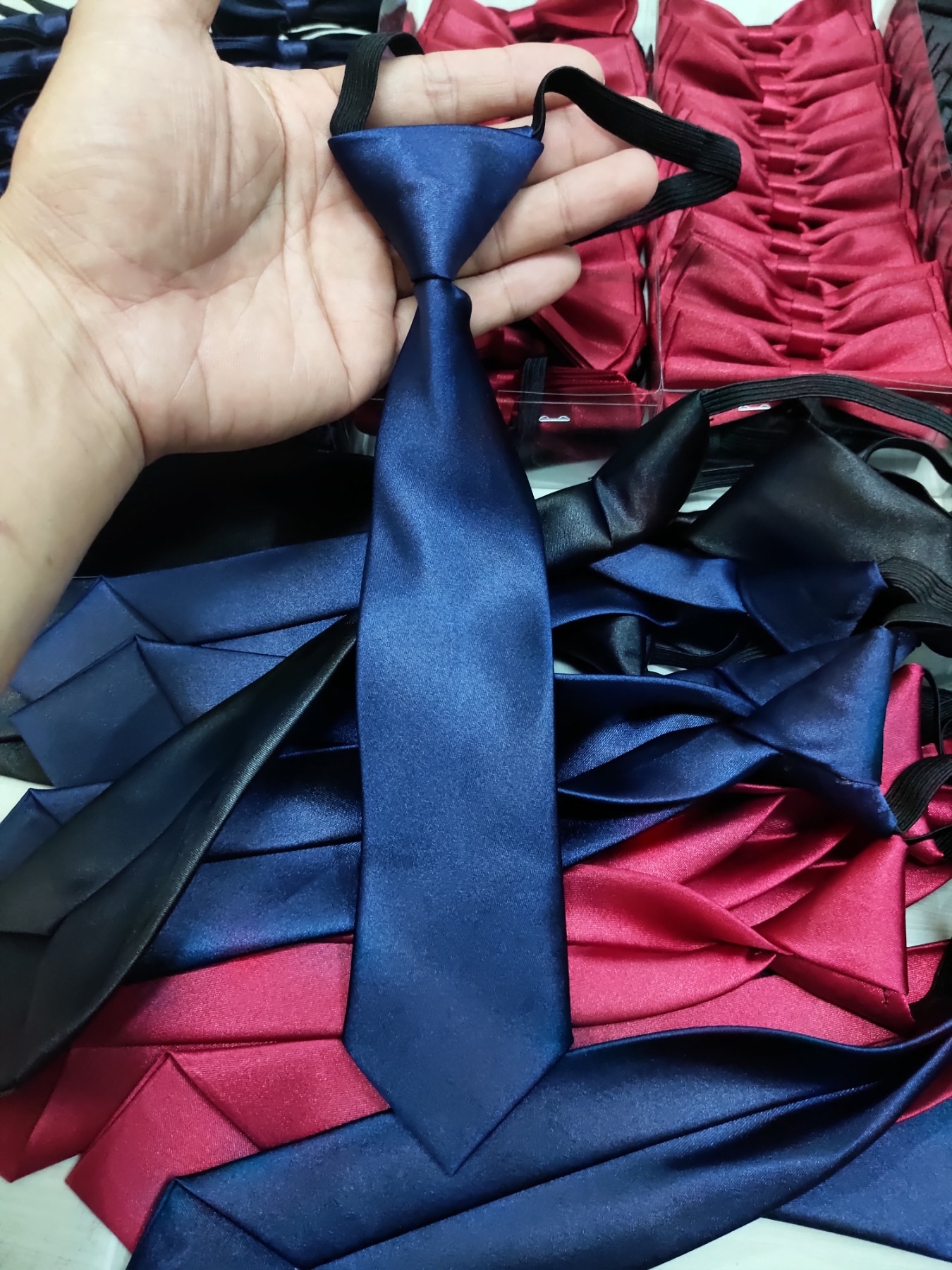 Cà vạt học sinh cho bé trai bé gái cà vạt thắt sẵn có tặng kèm 1 nơ cài cổ...