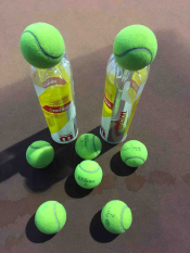 Bóng tennis tập luyện