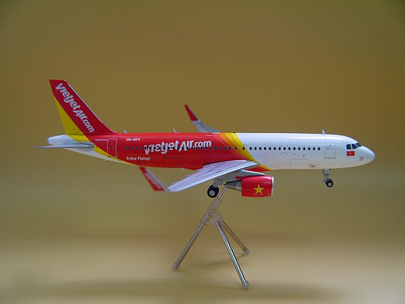 Mô hình máy bay Vietjet Airlinecom 1350