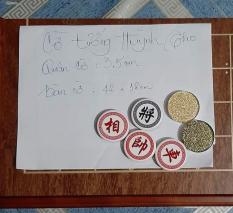 Bàn cờ gỗ và quân cờ hoa văn