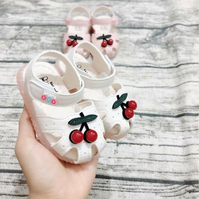 [HCM]Giày tập đi cho bé gái cherry màu trắng