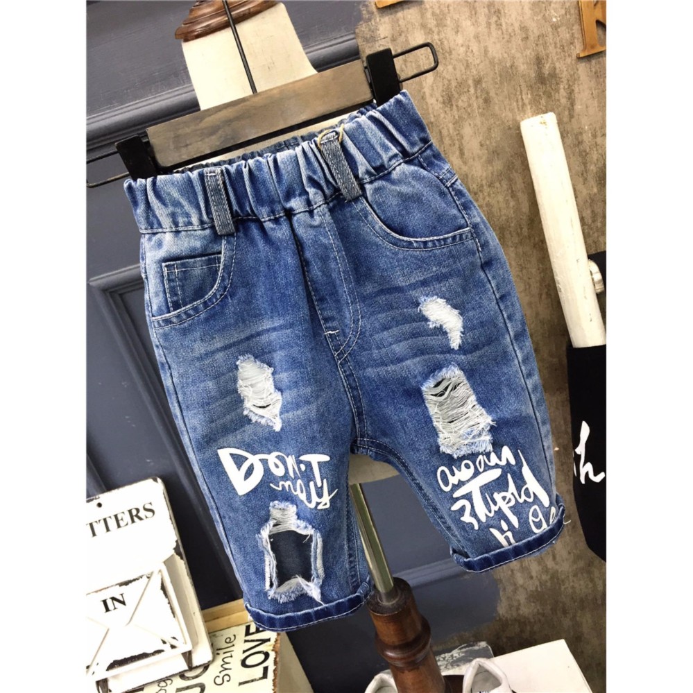 Quần sọt jeans xanh cào rách cho bé trai in chữ trắng mẫu B5