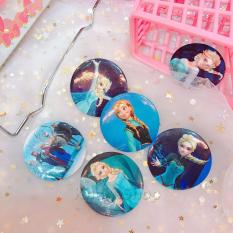 Bộ 2 logo khuy cài áo ngẫu nhiên hình công chúa princess Elsa Anna Frozen màu xanh cỡ lớn – 10LOFZ001