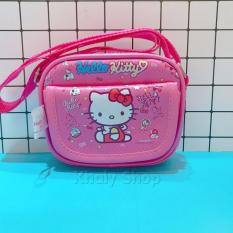 TÚI ĐEO CHÉO 2 NGĂN DẠNG NGANG NHỎ HÌNH MÈO KITTY MÀU HỒNG ĐẬM ĐÁNG YÊU DÀNH CHO BÉ GÁI (THÁI LAN) – 2302KK025115 – (13x4x11cm)