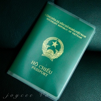 Vỏ bao hộ chiếu (passport) dẻo trong Joycee Vo JV132 + tặng bao dẻo trong đựng bằng lái dạng PET...