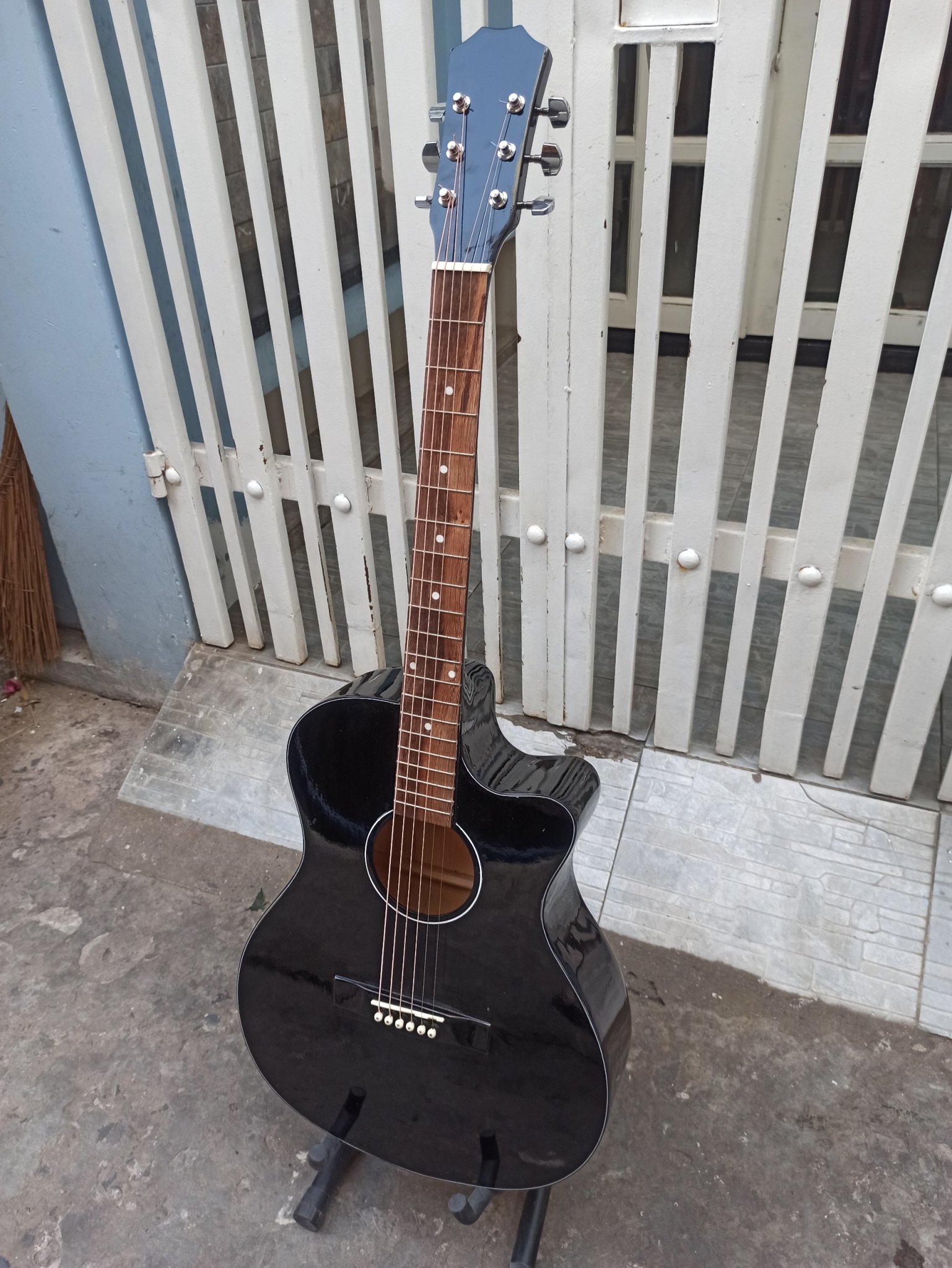 Đàn Guitar Acoustic M300 âm thanh tự nhiên và chân thật, có độ bền cao, dễ dàng sử dụng cho...
