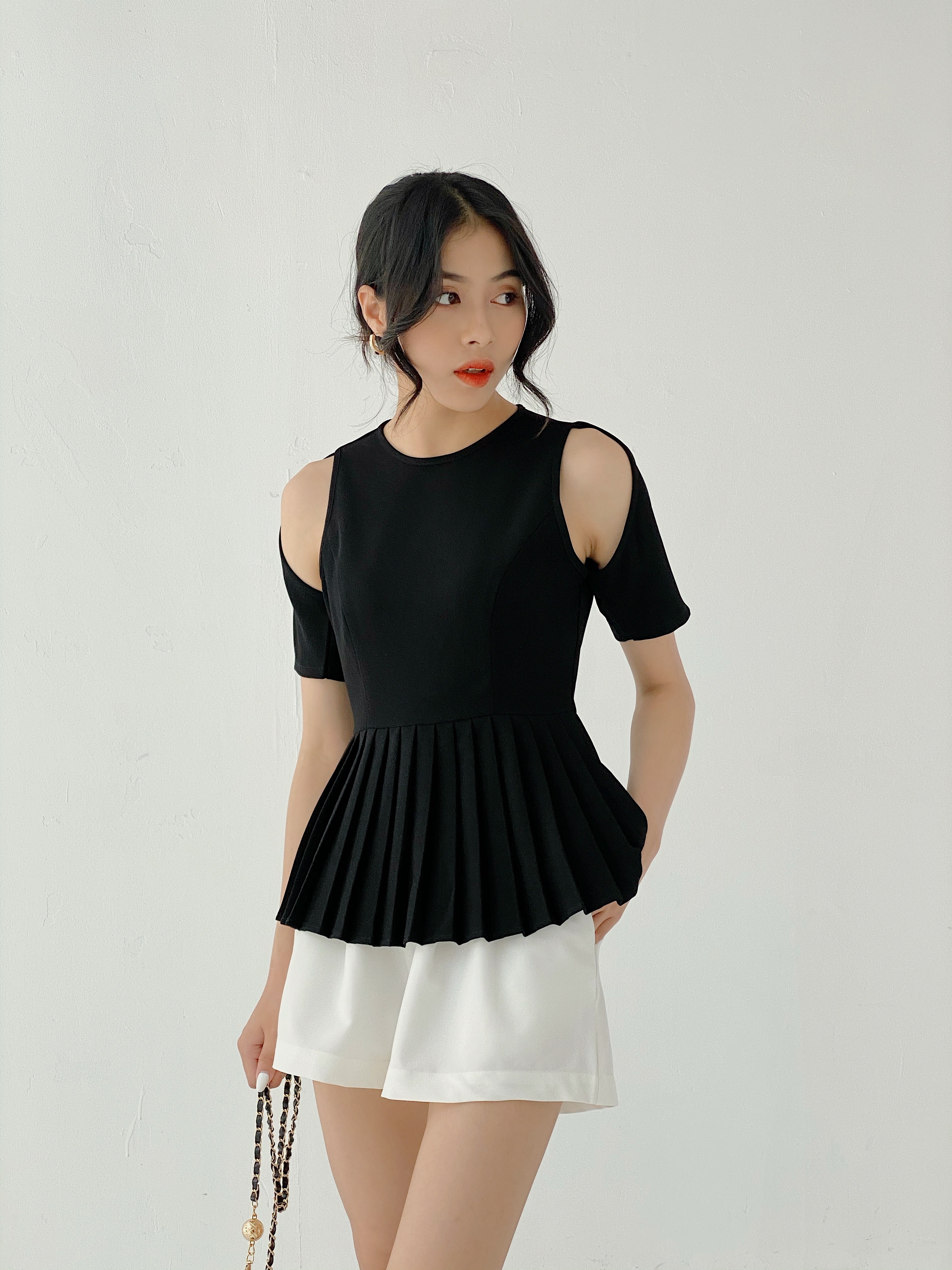Tu by CATU - Áo đen hở vai tùng xếp