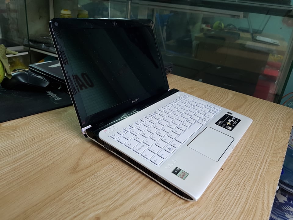 Laptop mini Sony vaio SVE11 E2 1800 Ram 4gb HDD 320gb cạc rời 2gb màn 11.6