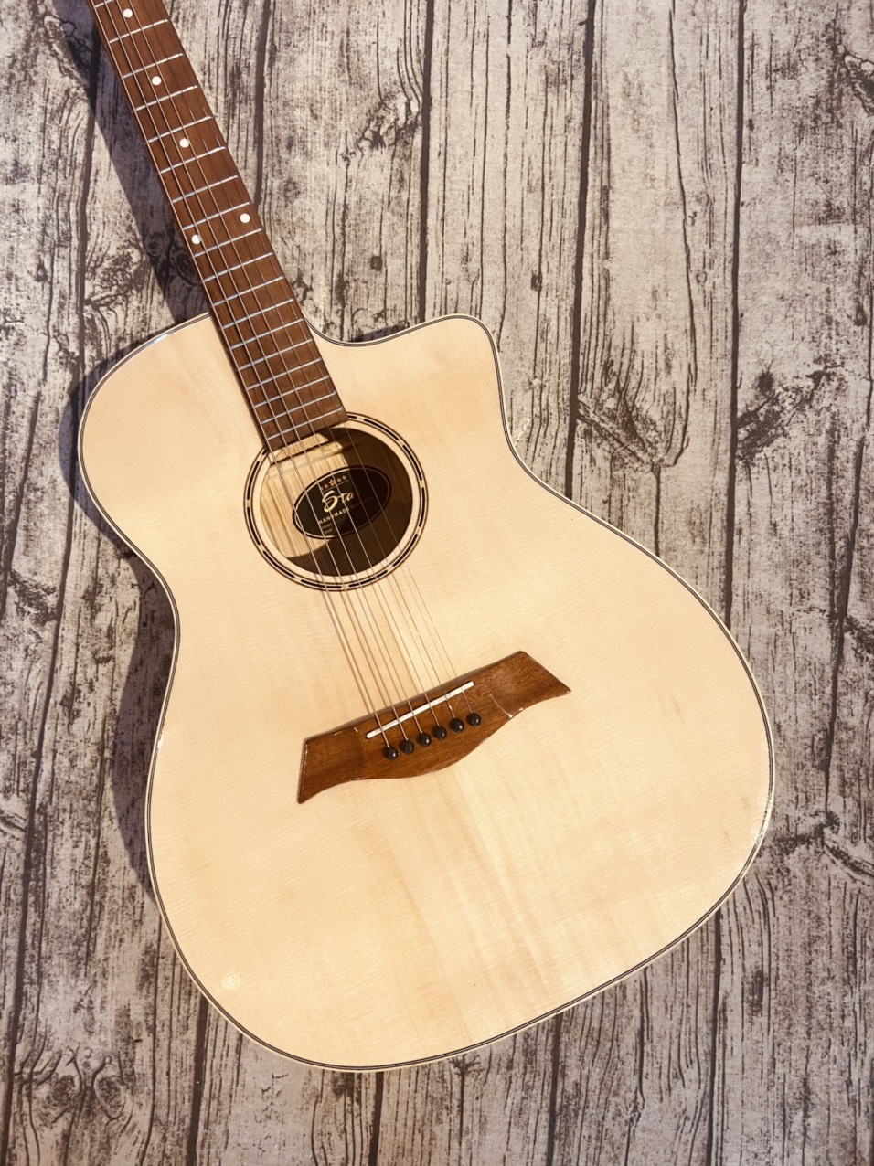 Đàn guitar acoustic giá rẻ có ty chỉnh cần Việt Nam mặt gỗ thông, dễ sử dụng cho người mới...