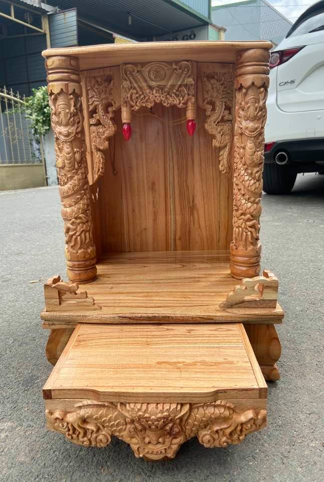 Bàn thờ thần tài gỗ xoan có cột, mân kéo to dày