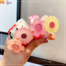 Vòng tay xinh xắn ngộ nghĩnh cho bé gái, hoa có thể xoay tròn rất xinh và đáng yêu. Màu ngẫu nhiên
