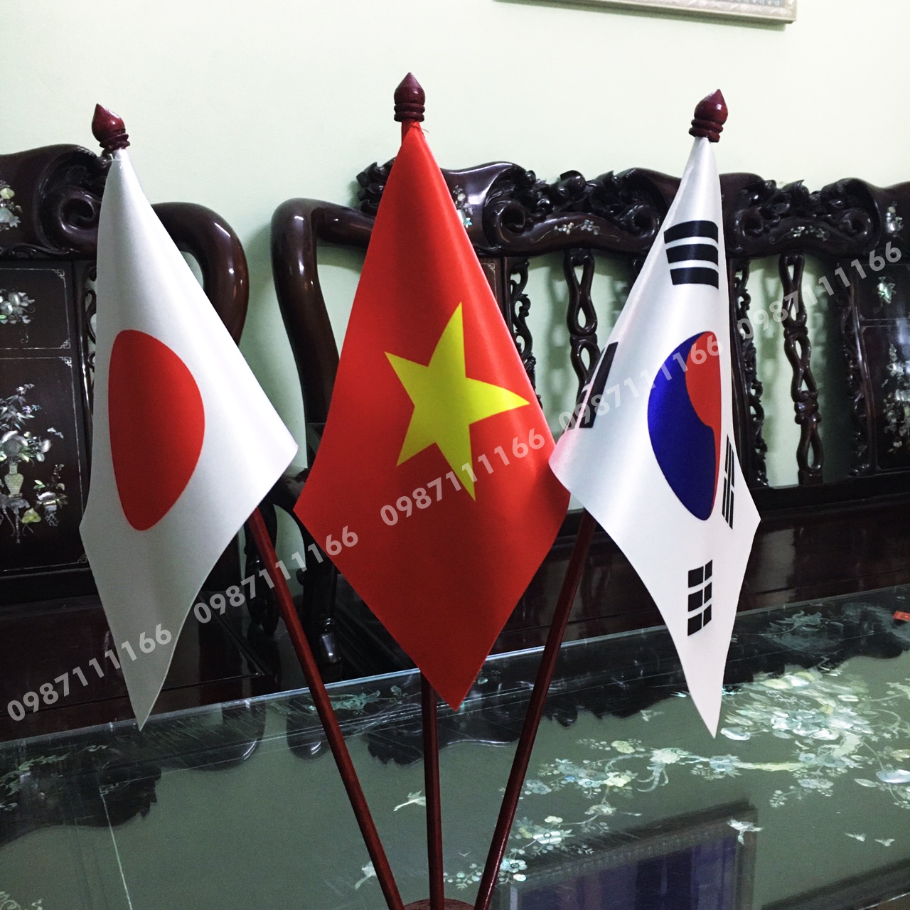 Cờ Để Bàn Làm Việc Đế gỗ cắm 3 cờ Việt Nam - Hàn Quốc _ Nhật Bản Chất liệu...