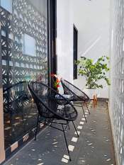 Bộ bàn ghế ban công ngoài trời RIBO HOUSE gồm bàn kính và 2 ghế ban công chất liệu giả mây cao cấp chịu nắng mưa ngồi sân vườn uống cafe chè RIBO43