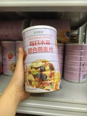 1 hộp 500g ngũ cốc mix hoa quả lon màu hồng