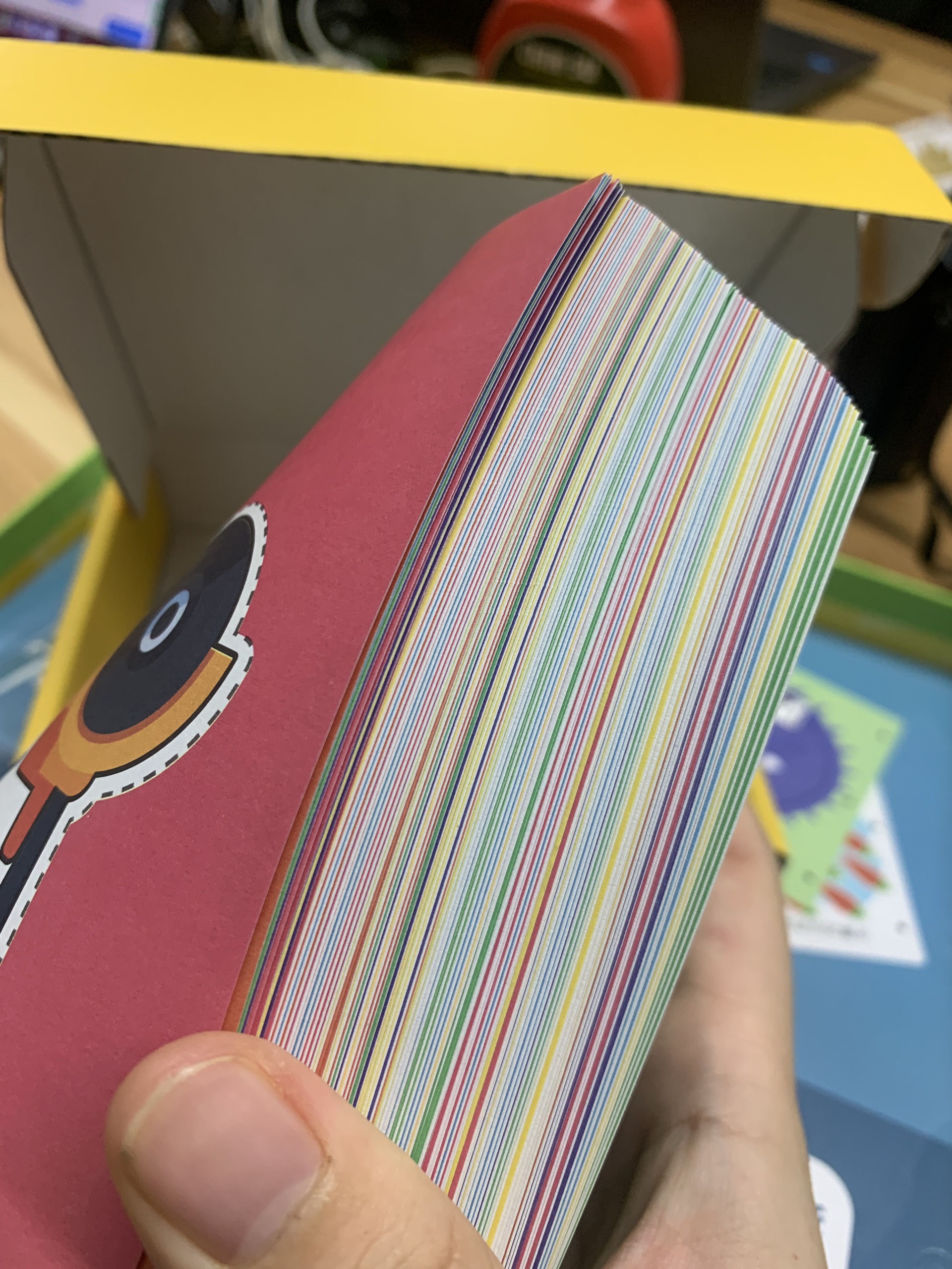 Bộ cắt giấy thủ công PAPER CUT 180 tờ gồm nhiều chủ đề tặng kèm kéo giúp bé rèn luyện...