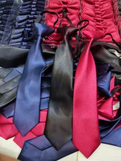 Cà vạt học sinh cho bé trai bé gái cà vạt thắt sẵn có tặng kèm 1 nơ cài cổ áo với ba màu xanh đỏ đen vải phi bóng nổi bật